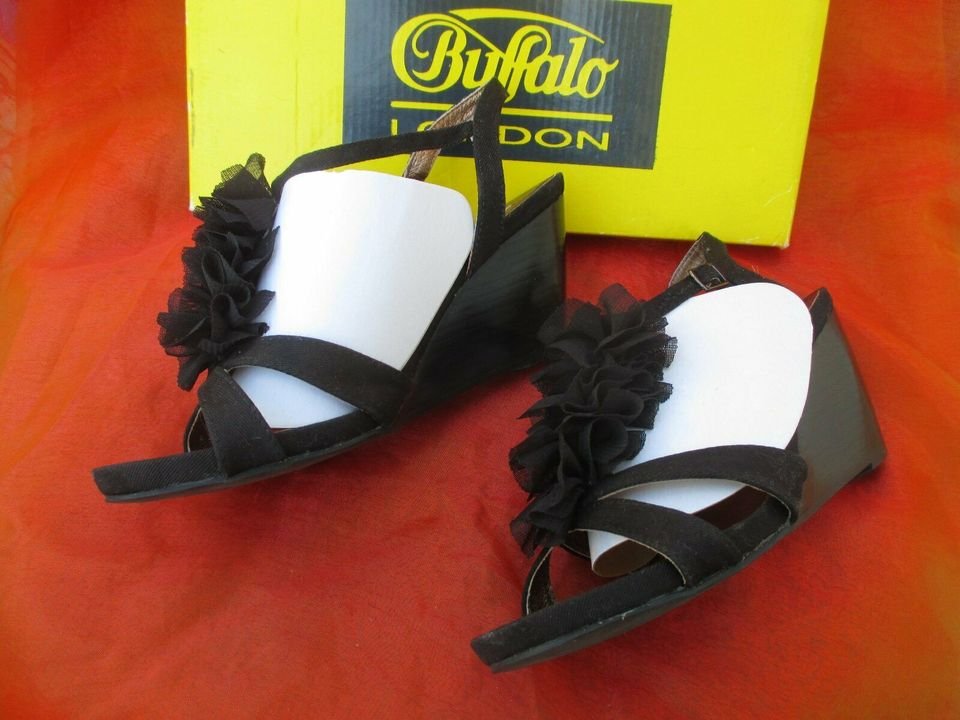 NEU * 3D Blumen * Blüten * Flower- Power * Hippie- Style * Canvas * Stoff * Keilabsatz * Wedges * T-Steg * Sandalen * Sandaletten * Schuhe 
