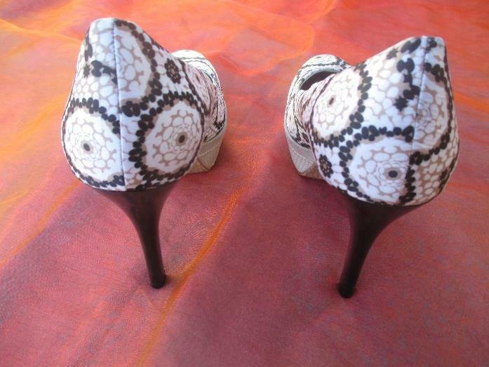 NEU und ungetragen * Retro * Hippie * Blumen * Blüten * Grafik * High- Heels * Plateau * Pumps * Schuhe 