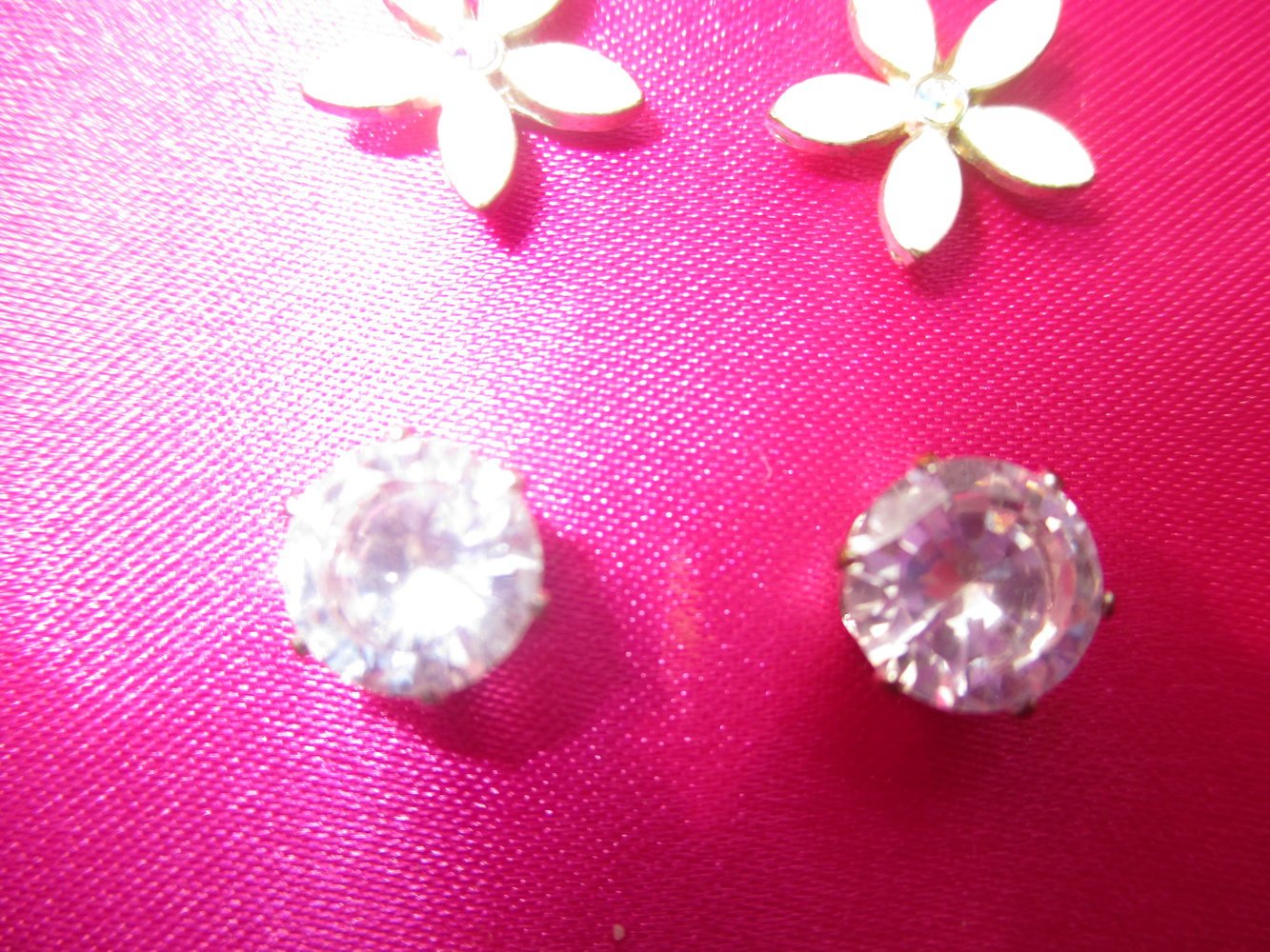 NEU in Original Schachtel * Drei Paar * Strass- Kristalle * Ohrringe * Ohrstecker * Blume * Blüten * Stern * Zirkonia 