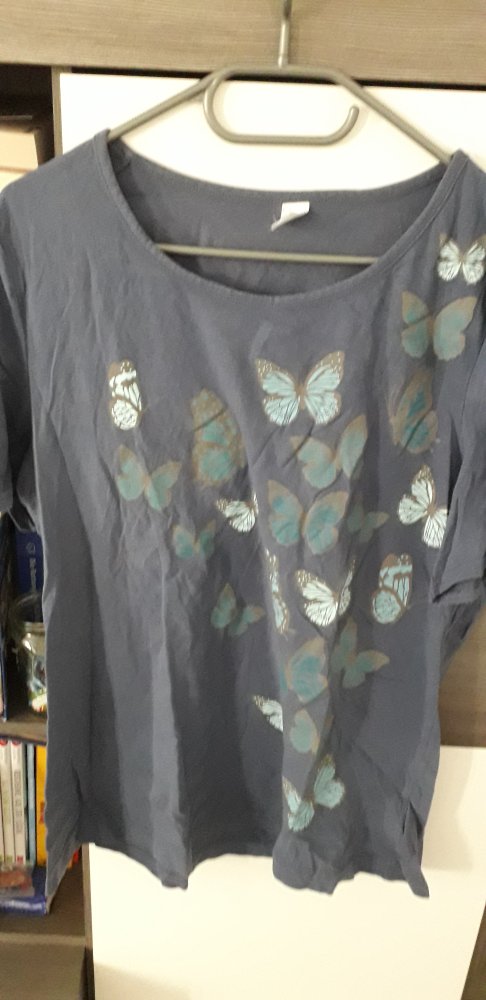 Blaues Shirt mit Schmetterlingen in 44