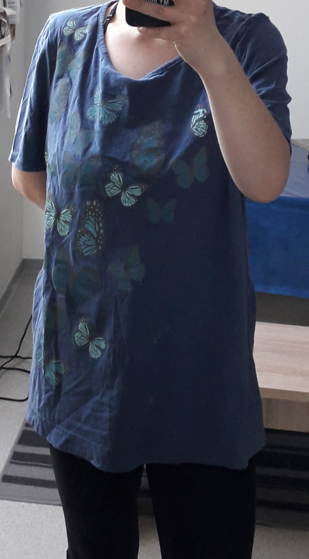 Blaues Shirt mit Schmetterlingen in 44