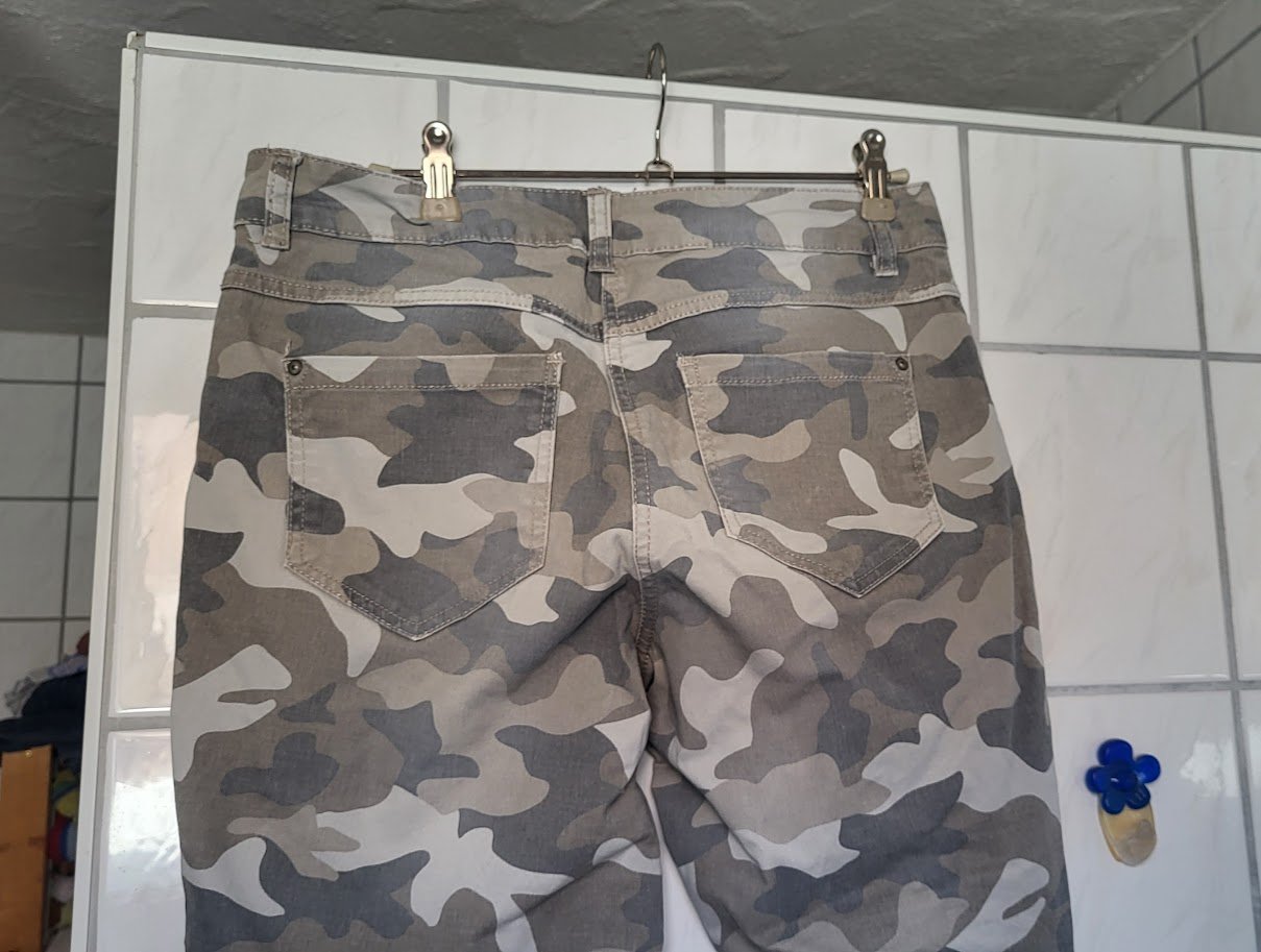 Jeans in grauem Carmouflagemuster gr. 40 stretch