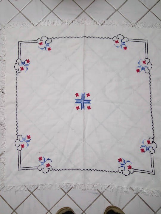 Mitteldecke aus stoff mit Stickerei