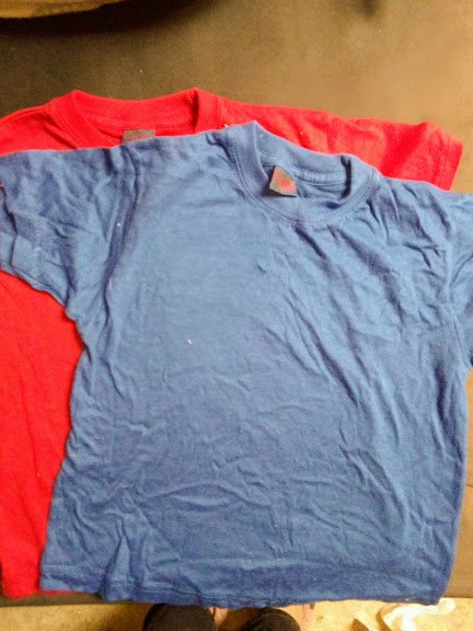 2 unifarbene shirts für 6-8 jahre neu ohne etikett 1x rot 1x mittelblau
