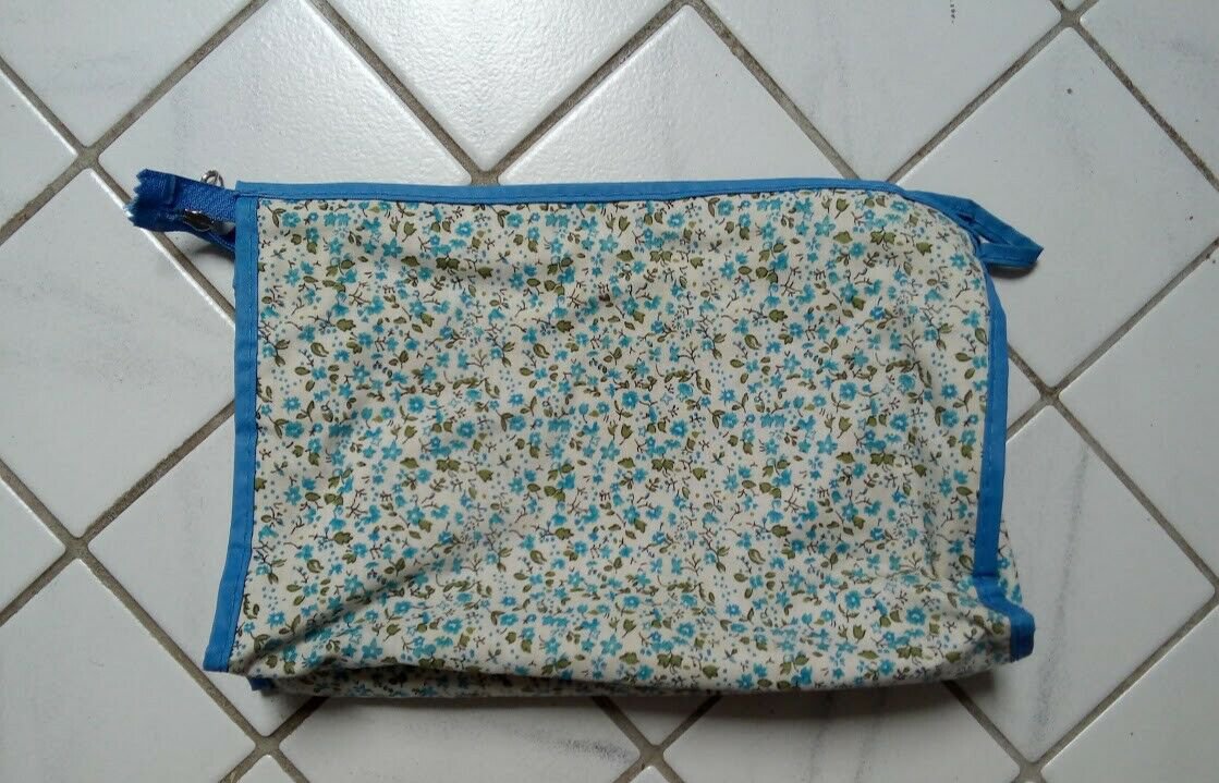 Kulturtasche  mit blauem Streublumenmuster 