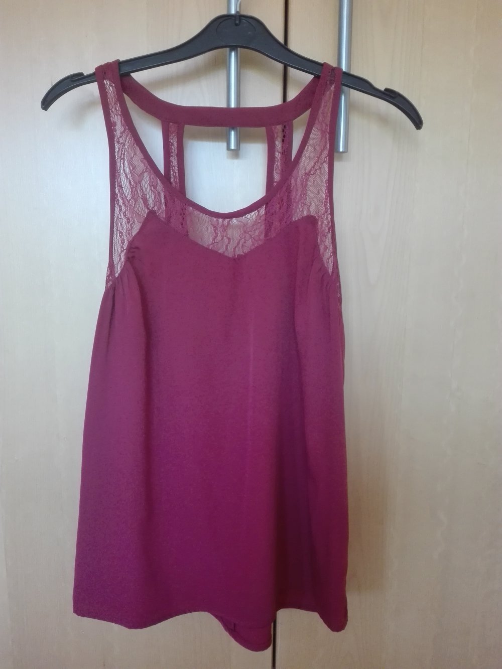 Rotes Spitzentop