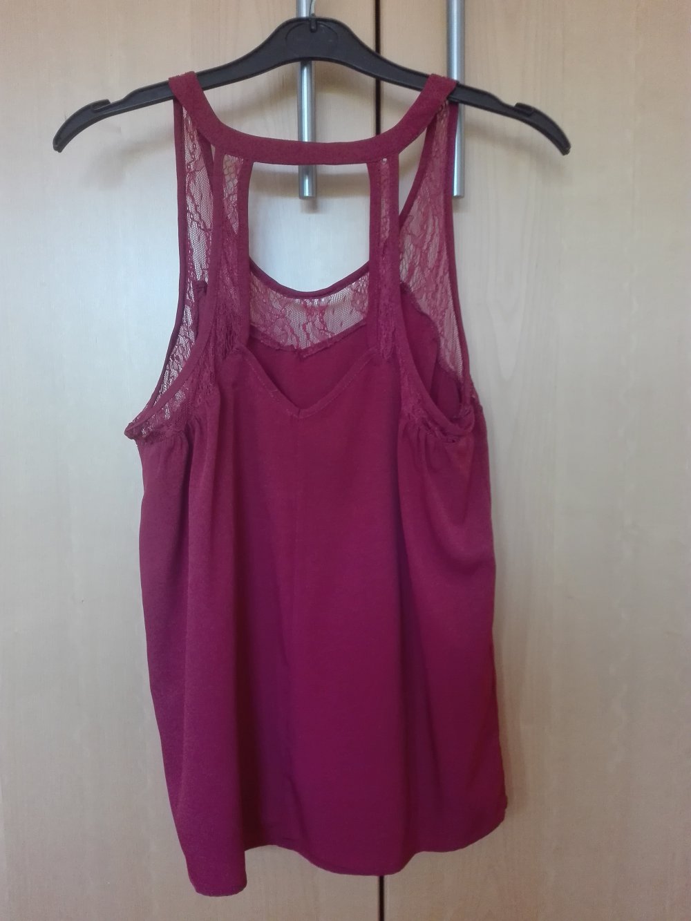 Rotes Spitzentop