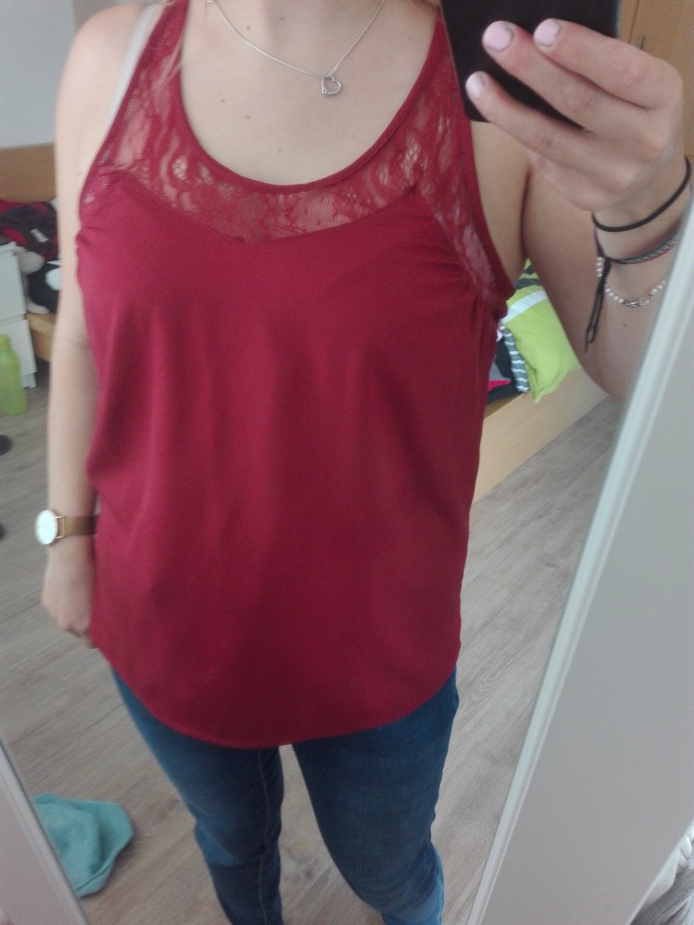 Rotes Spitzentop