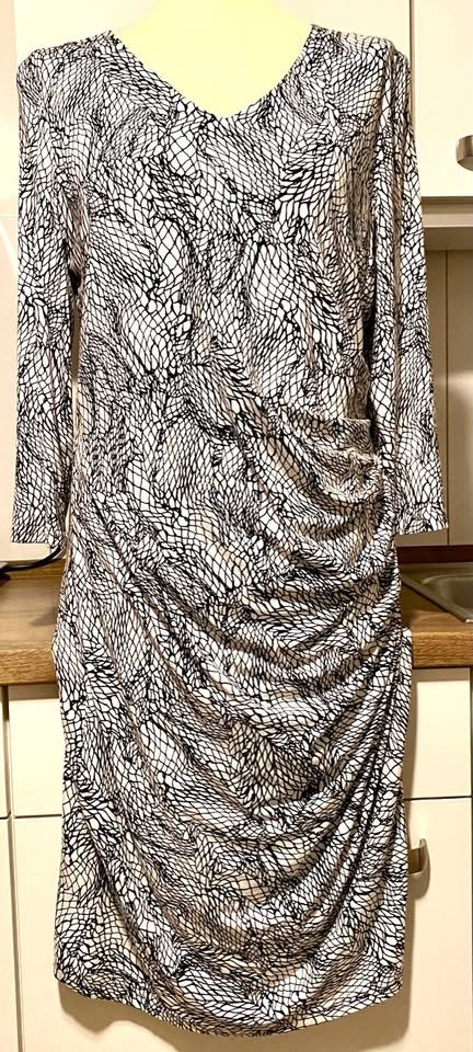 NEU Damen Kleid Jersey gemustert Gr.M in Schwarz/Weiß von Malvin 