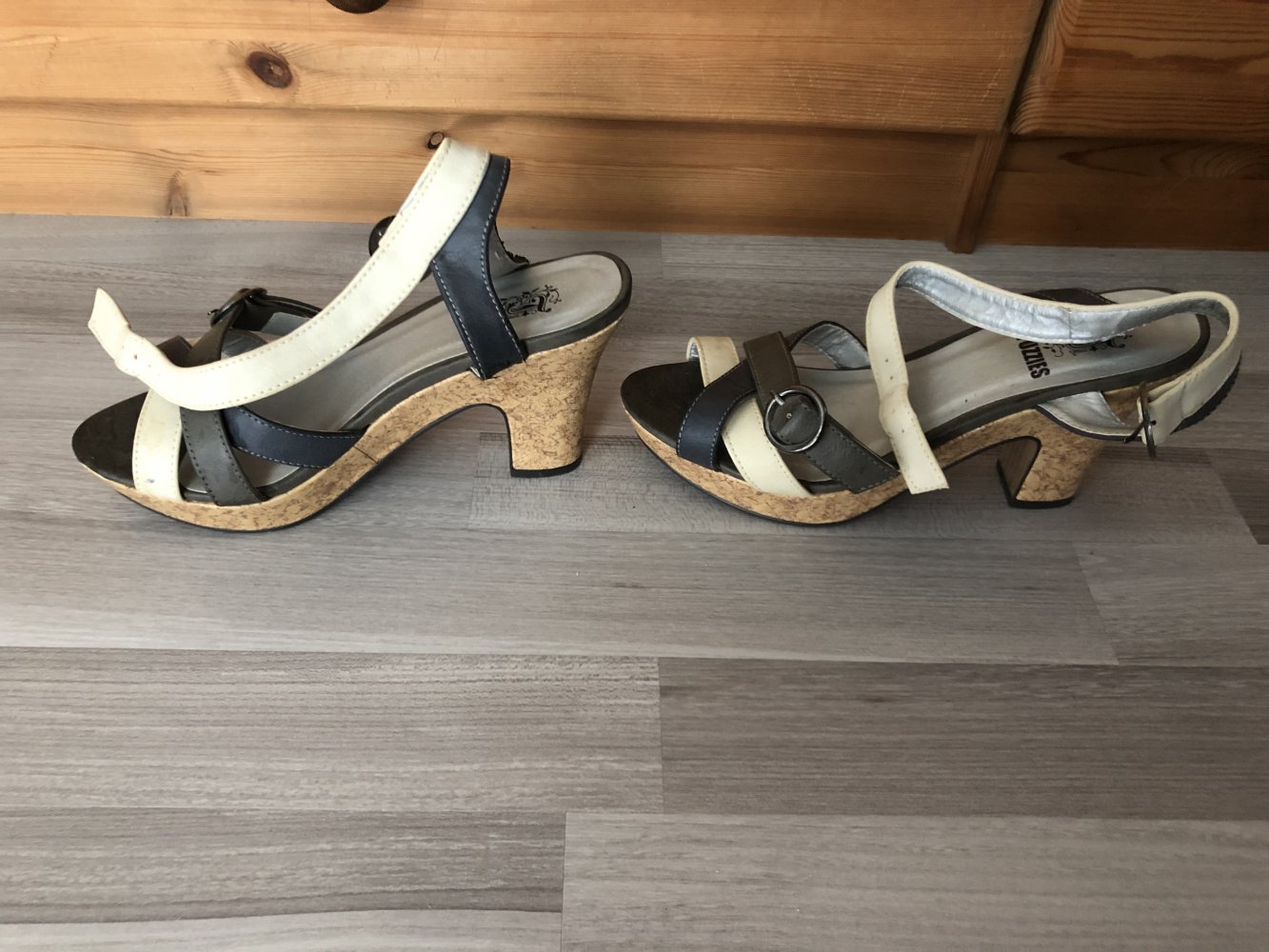 Grau-weiße High Heels - Fuzzies - Größe 38 - Nie getragen!