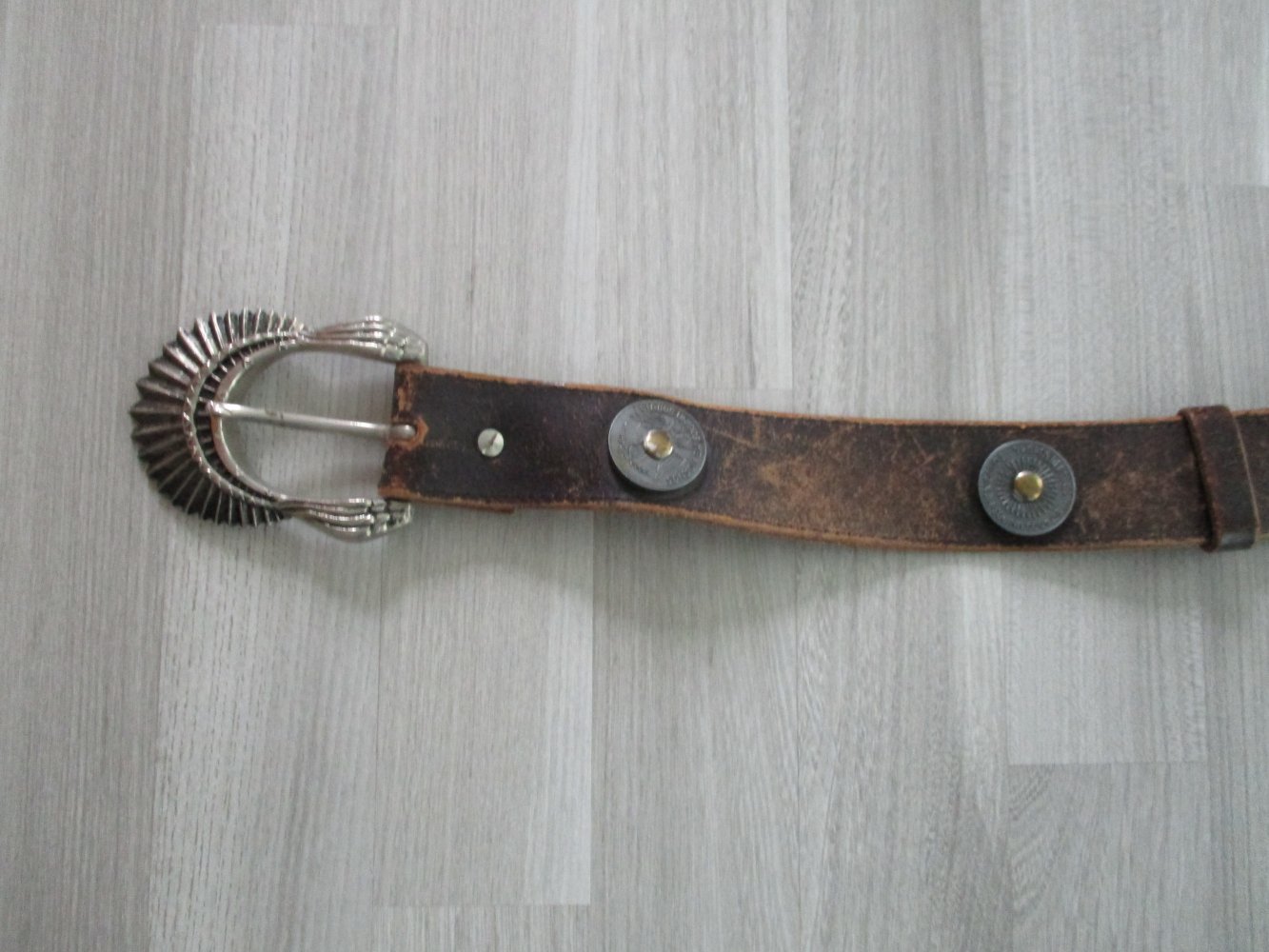 Mexikanischer Gürtel mit Münzen und Indianerschmuck verziert