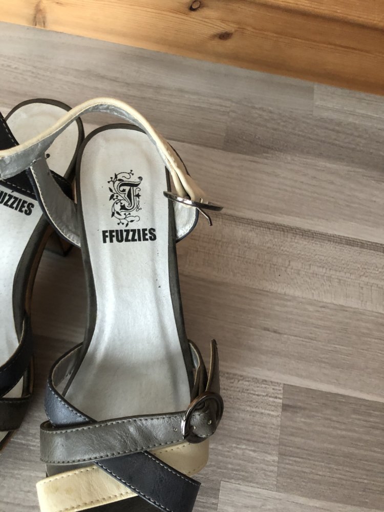 Grau-weiße High Heels - Fuzzies - Größe 38 - Nie getragen!