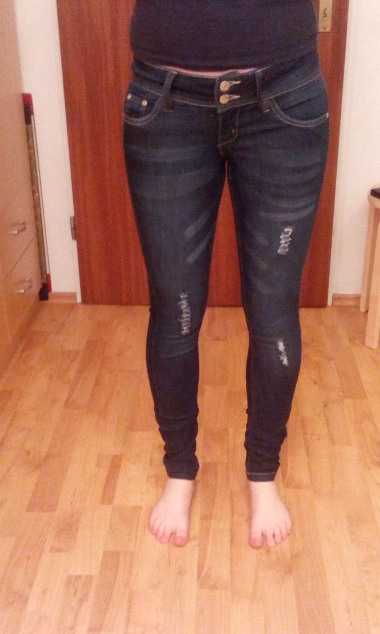 Dunkelblaue Jeans im Destroy Look