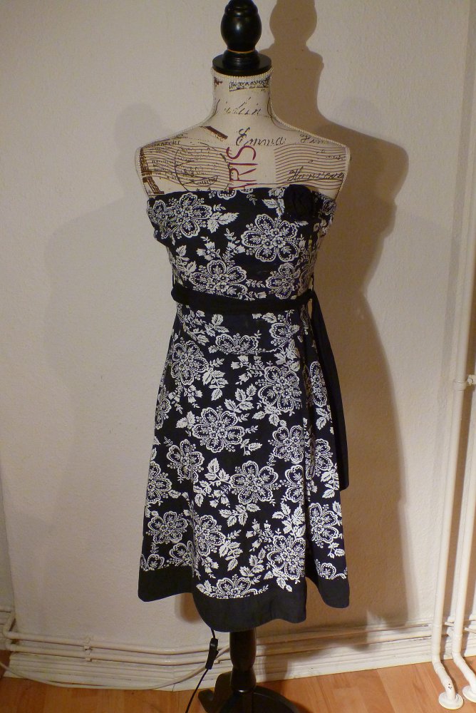 schwarzes Kleid mit weißem Blumen-Muster von Xanaka, Gr. 34/36 XS/S