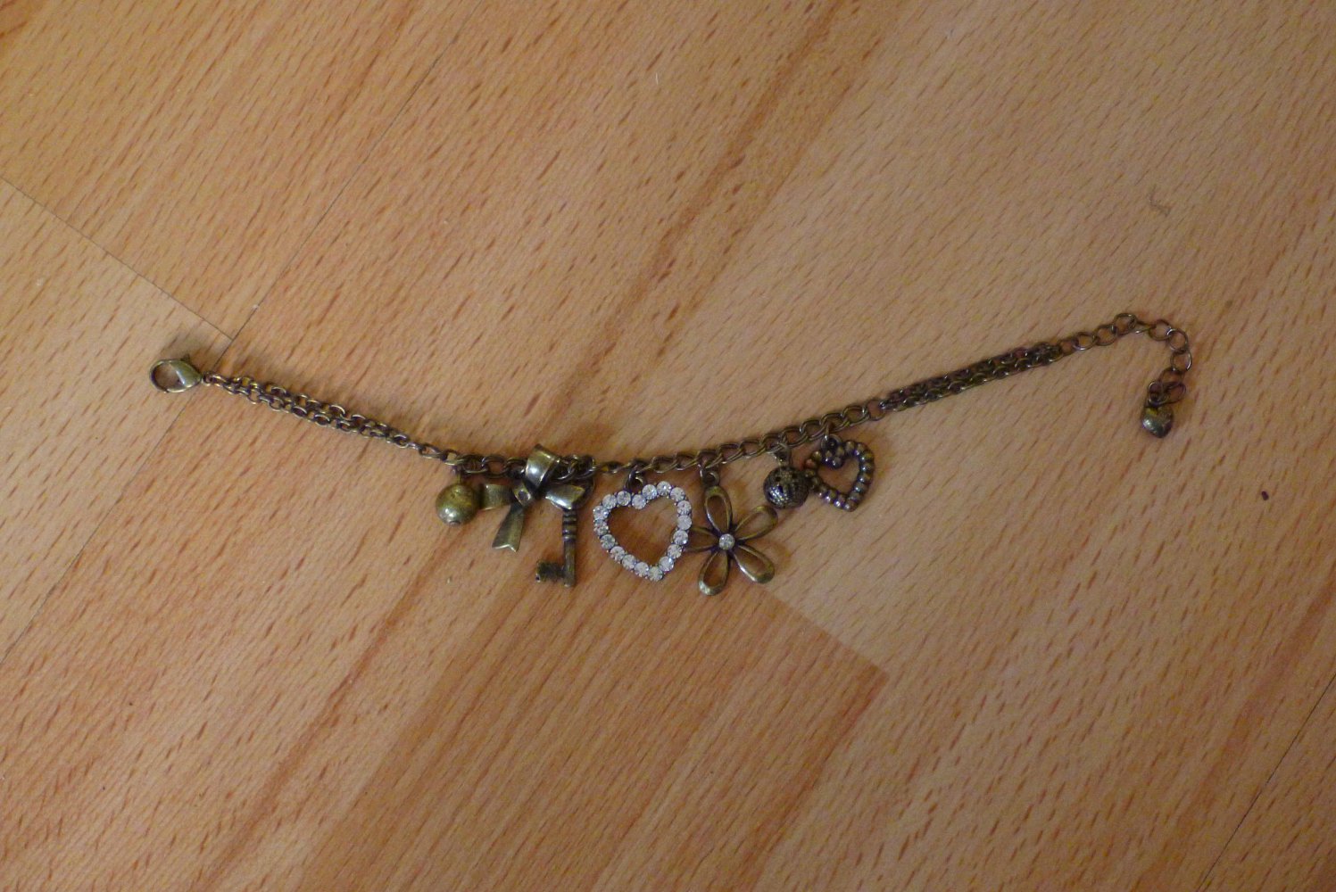 Armband mit Anhängern