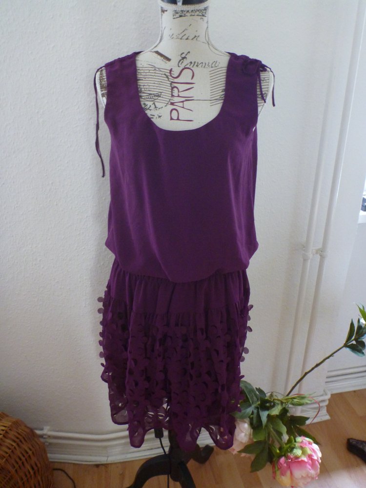 lila Kleid mit Cutouts, Gr. M/38