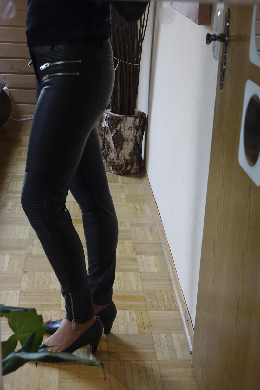 Tolle Lederimitathose im Bikerstil