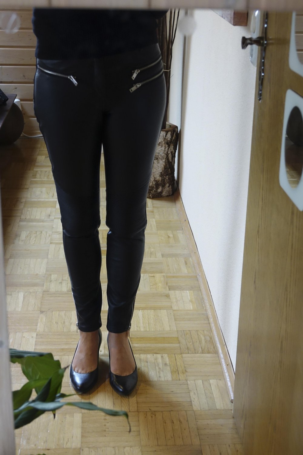 Tolle Lederimitathose im Bikerstil