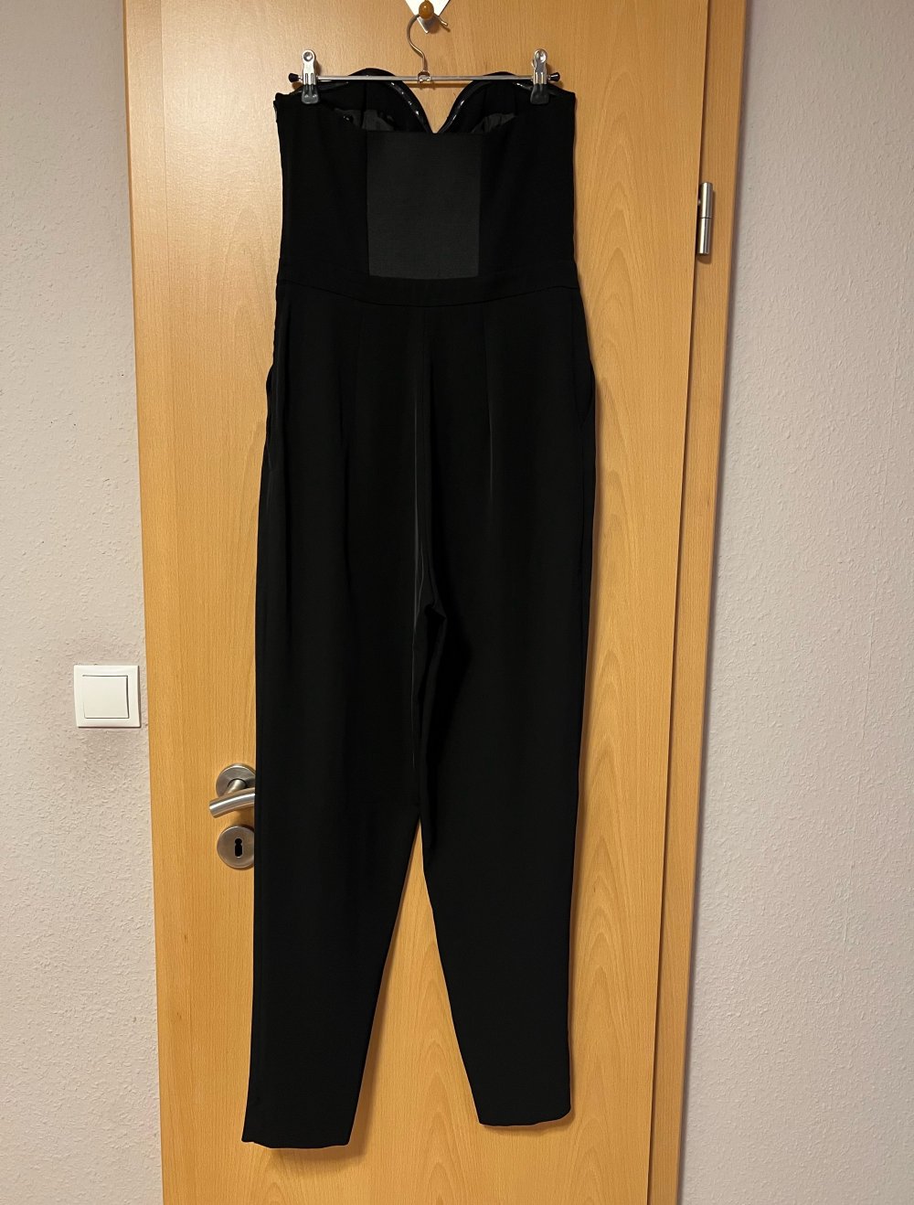 Trägerloser Jumpsuit schwarz