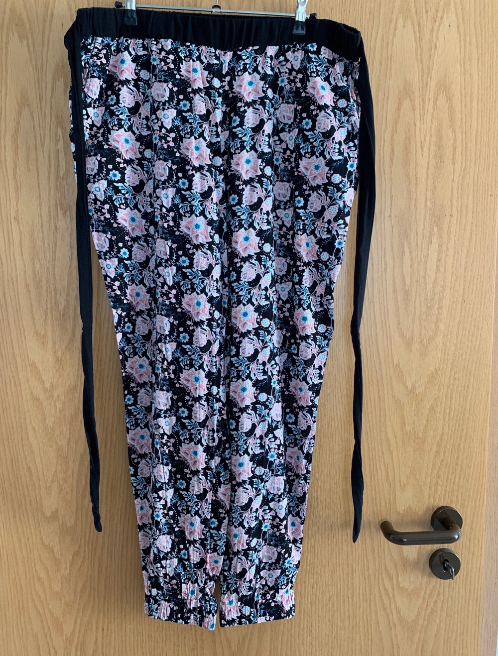 Stoffhose mit Blumenmuster