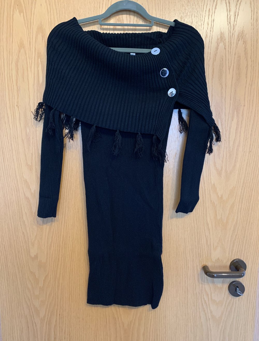Strickkleid schwarz mit breitem Kragen