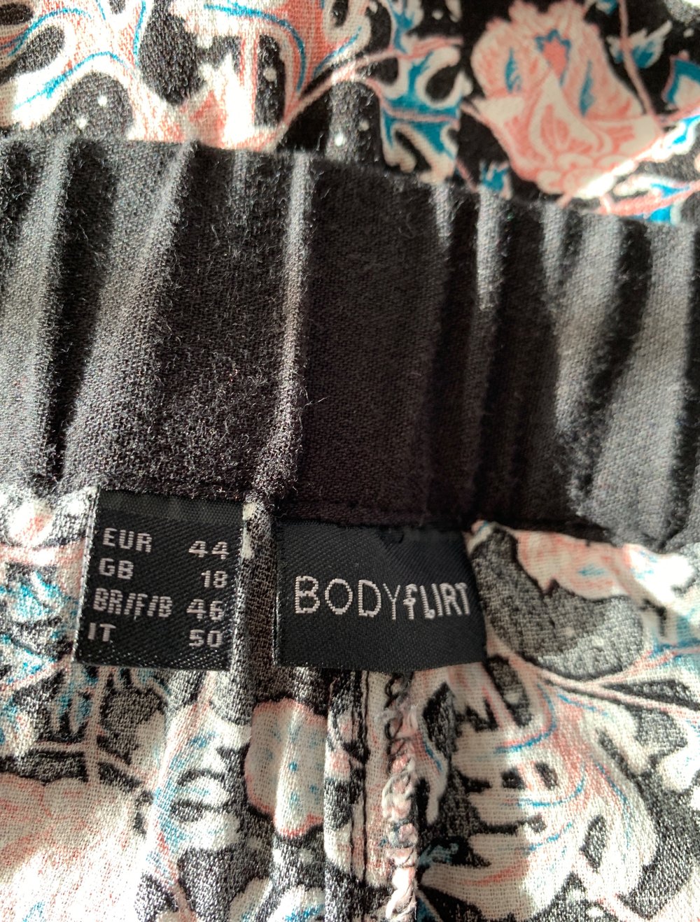 Stoffhose mit Blumenmuster