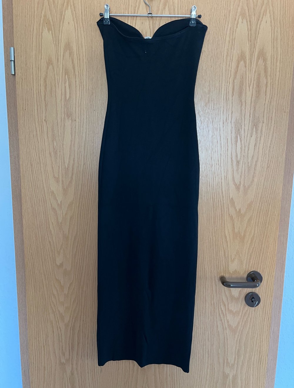 Strickkleid schwarz mit Perle