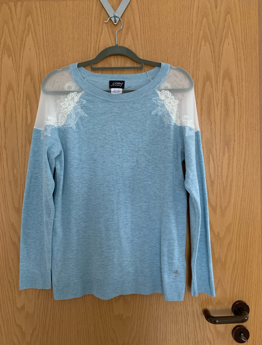 Feinstrickpullover hellblau mit transparenten Schultern