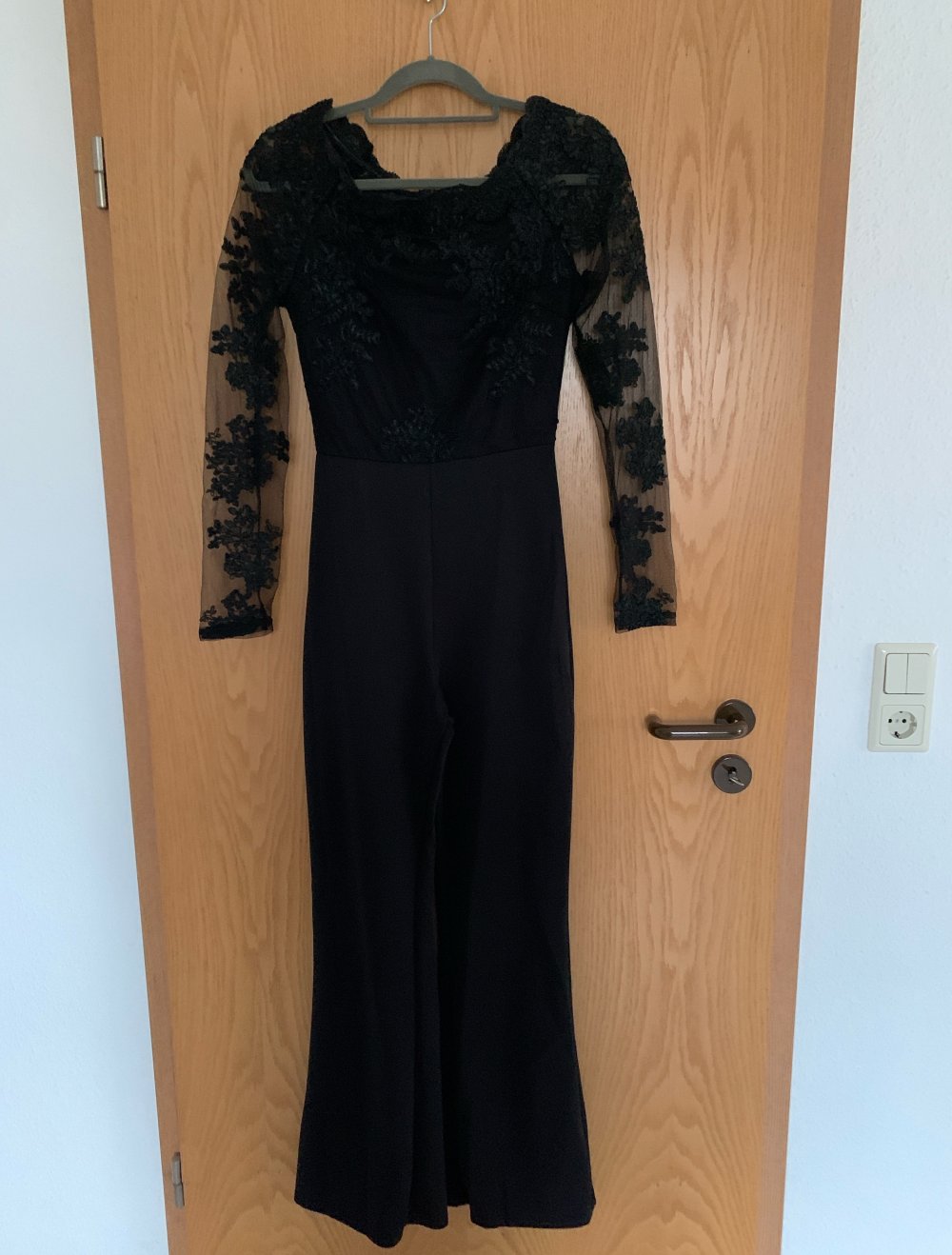 Jumpsuit schwarz mit Spitze