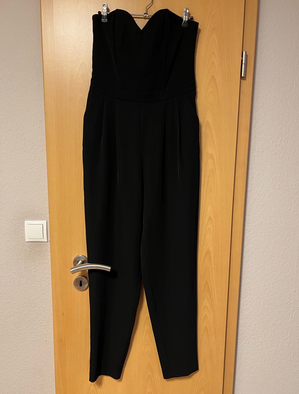 Trägerloser Jumpsuit schwarz