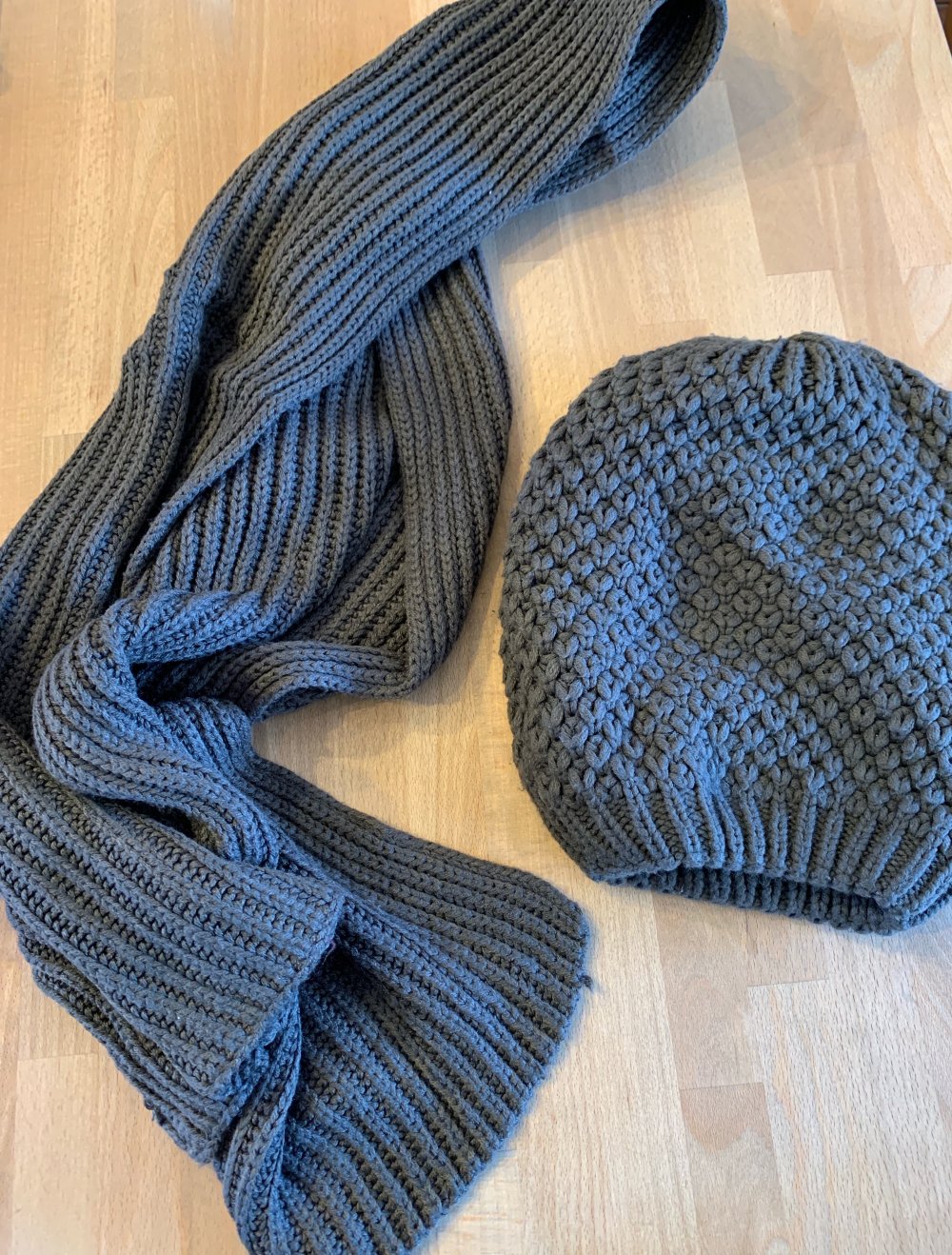Schal und Mütze grau