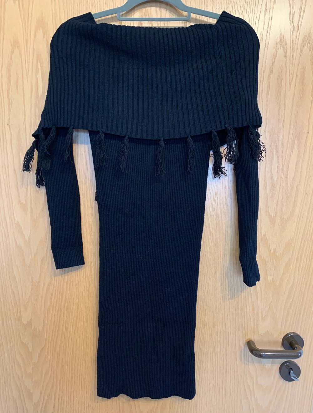 Strickkleid schwarz mit breitem Kragen