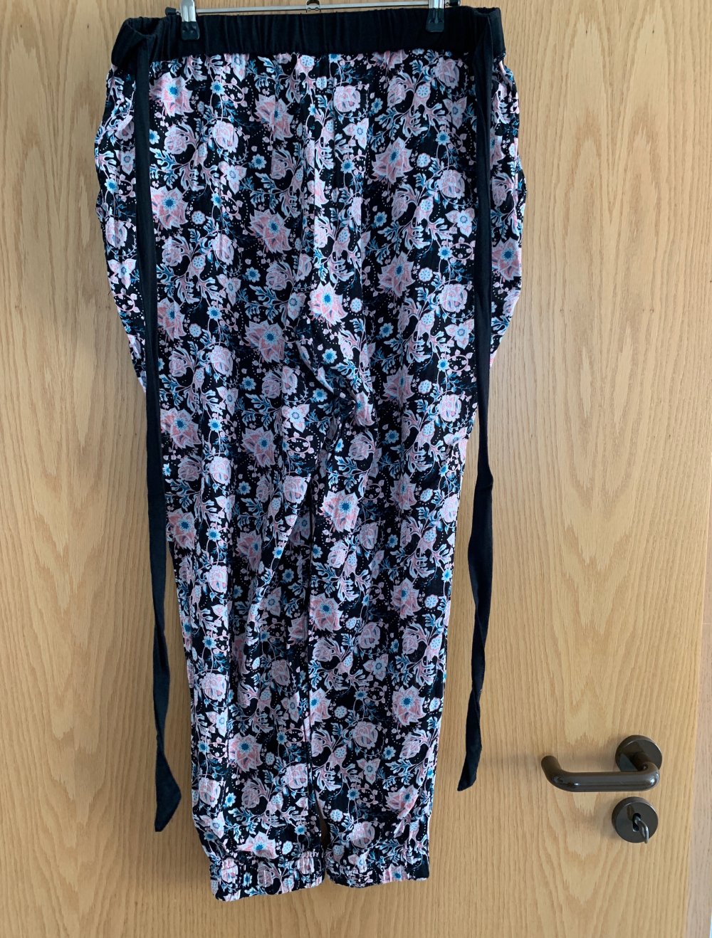 Stoffhose mit Blumenmuster