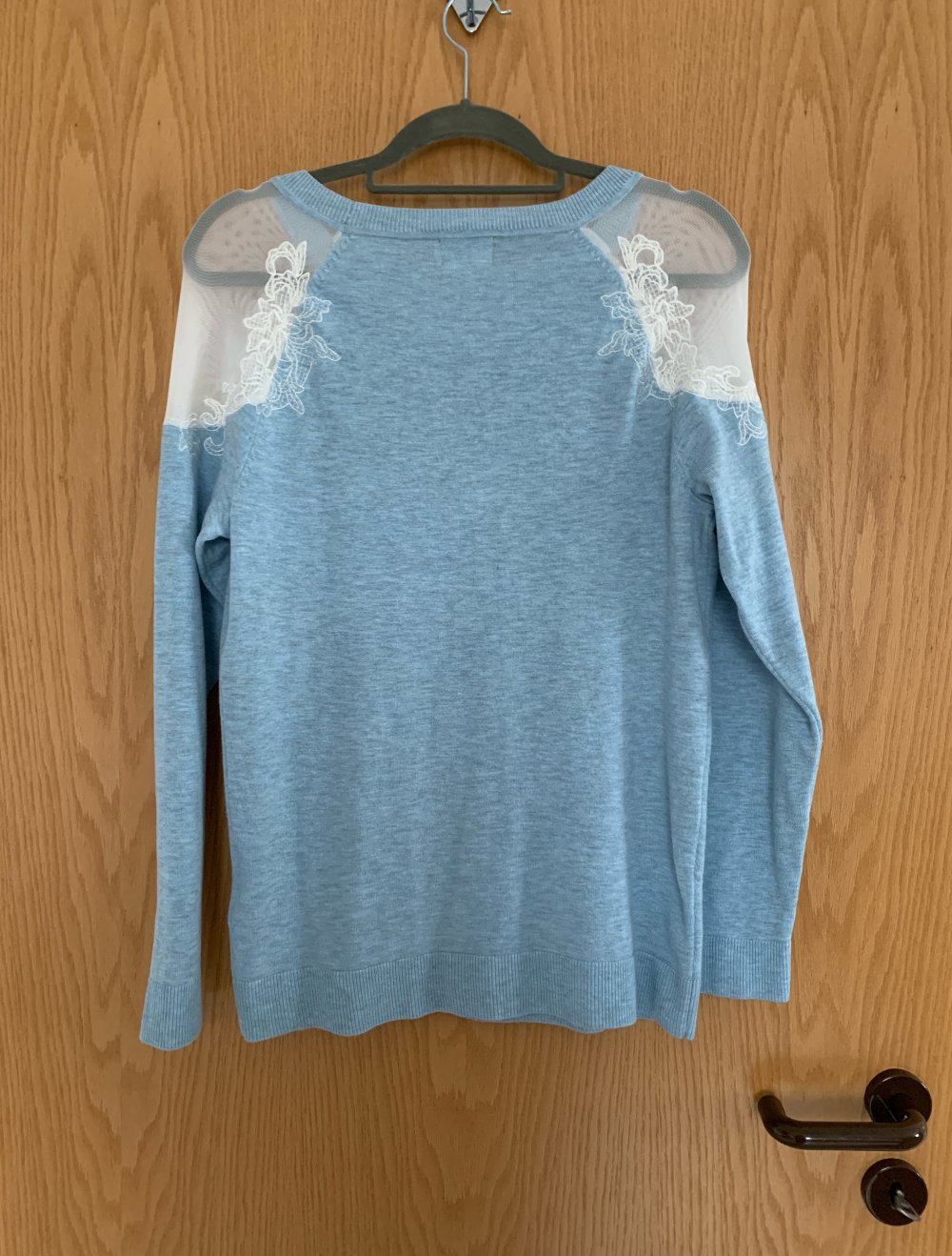 Feinstrickpullover hellblau mit transparenten Schultern