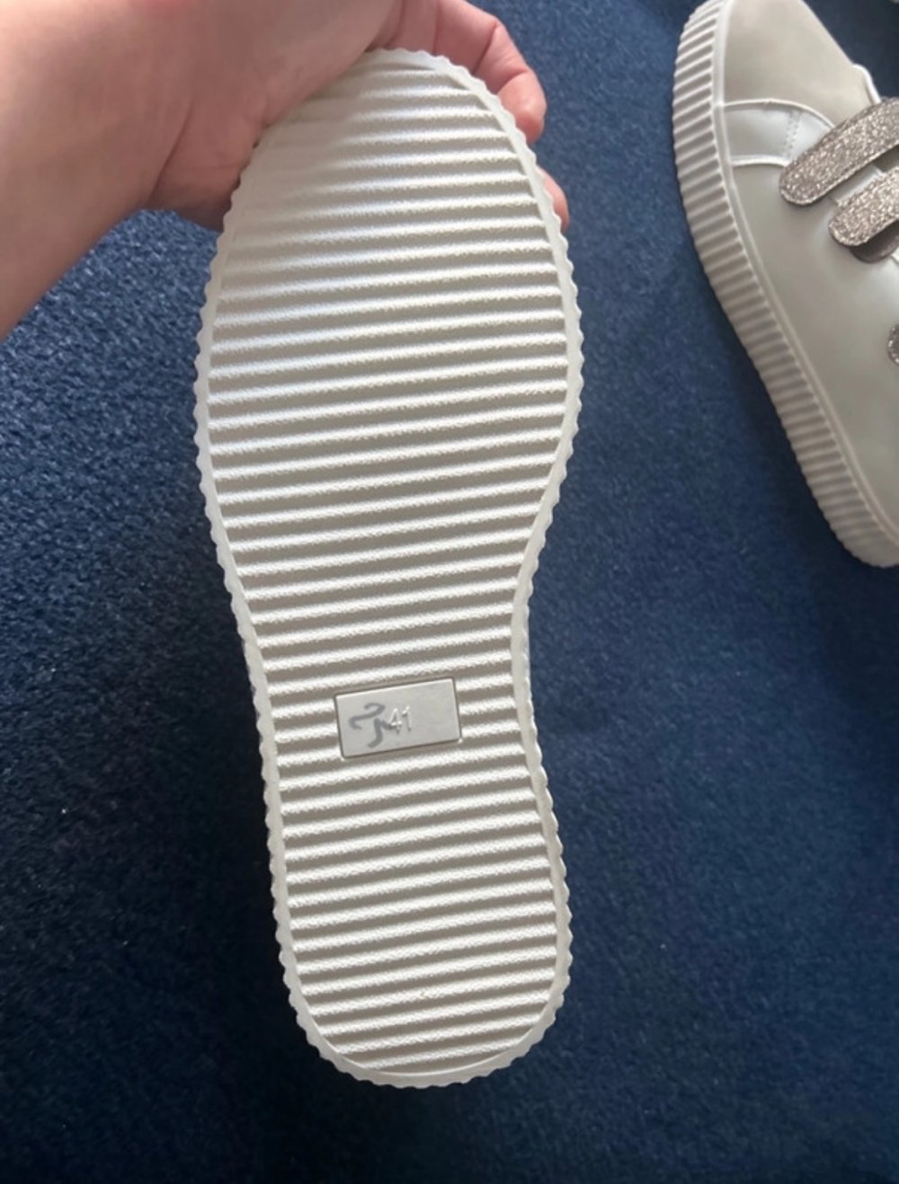 Ausgefllene Sneaker in Weiß Größe 41