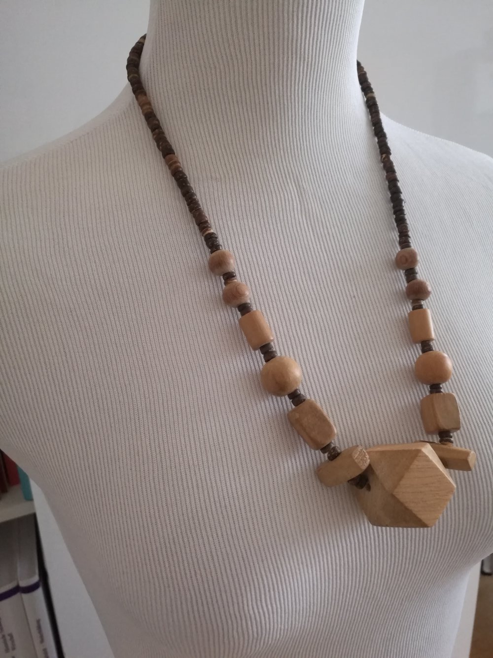 Halskette aus Holz