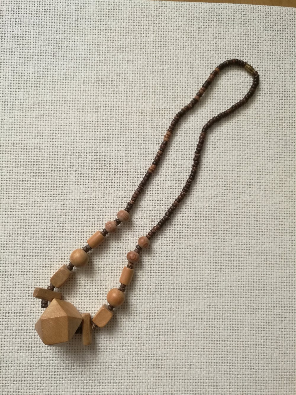 Halskette aus Holz