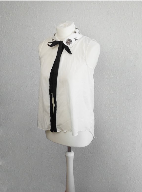 weiße Bluse von Mango, Größe S, Perlenstickerei, schwarze Schleife