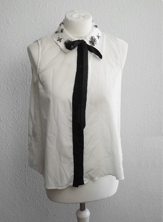 weiße Bluse von Mango, Größe S, Perlenstickerei, schwarze Schleife