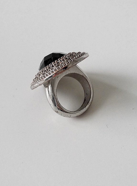  Ring, silber mit schwarzem Stein