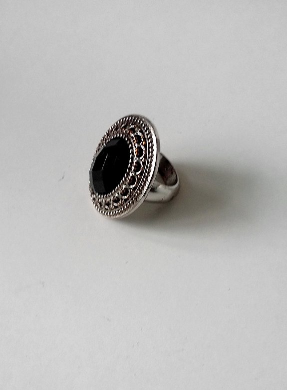  Ring, silber mit schwarzem Stein