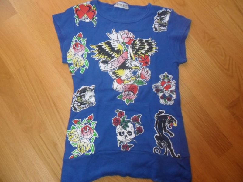 Shirt in blau mit buntem Print Tattoo Gr. M