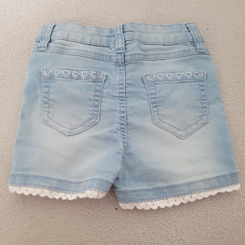 Jeanshose mit Schmetterling 