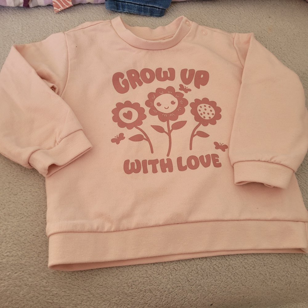 Pullover mit blumen