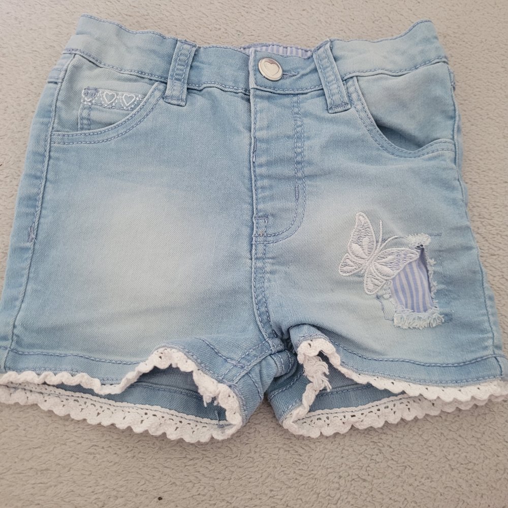 Jeanshose mit Schmetterling 