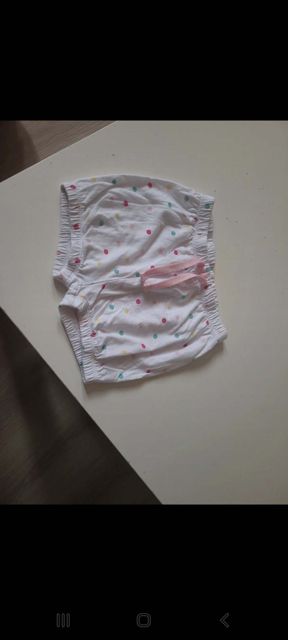 Shorts mit Punkten 