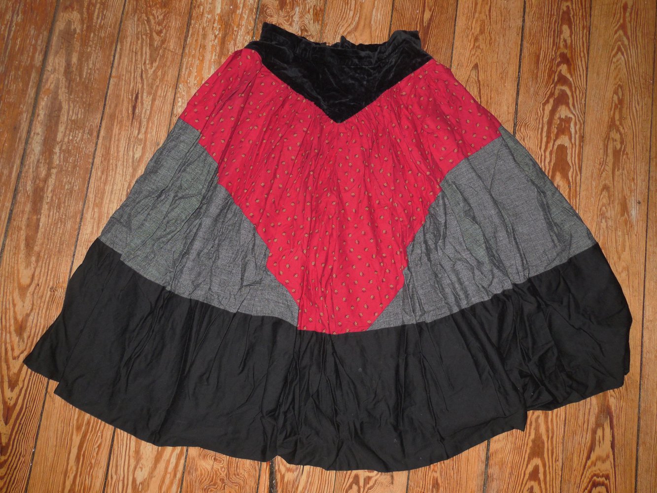 schwarz-roter langer Rock Vintage