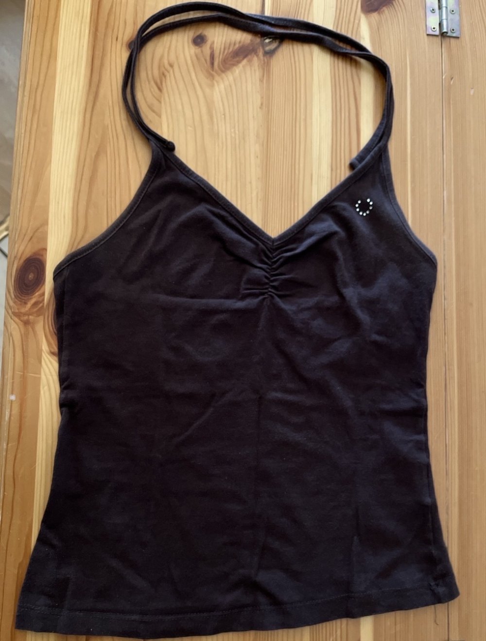 Neckholdertop in dunkelbraun von Amisu