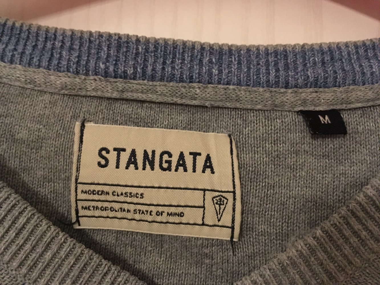 Grauer Pullover von Stangata