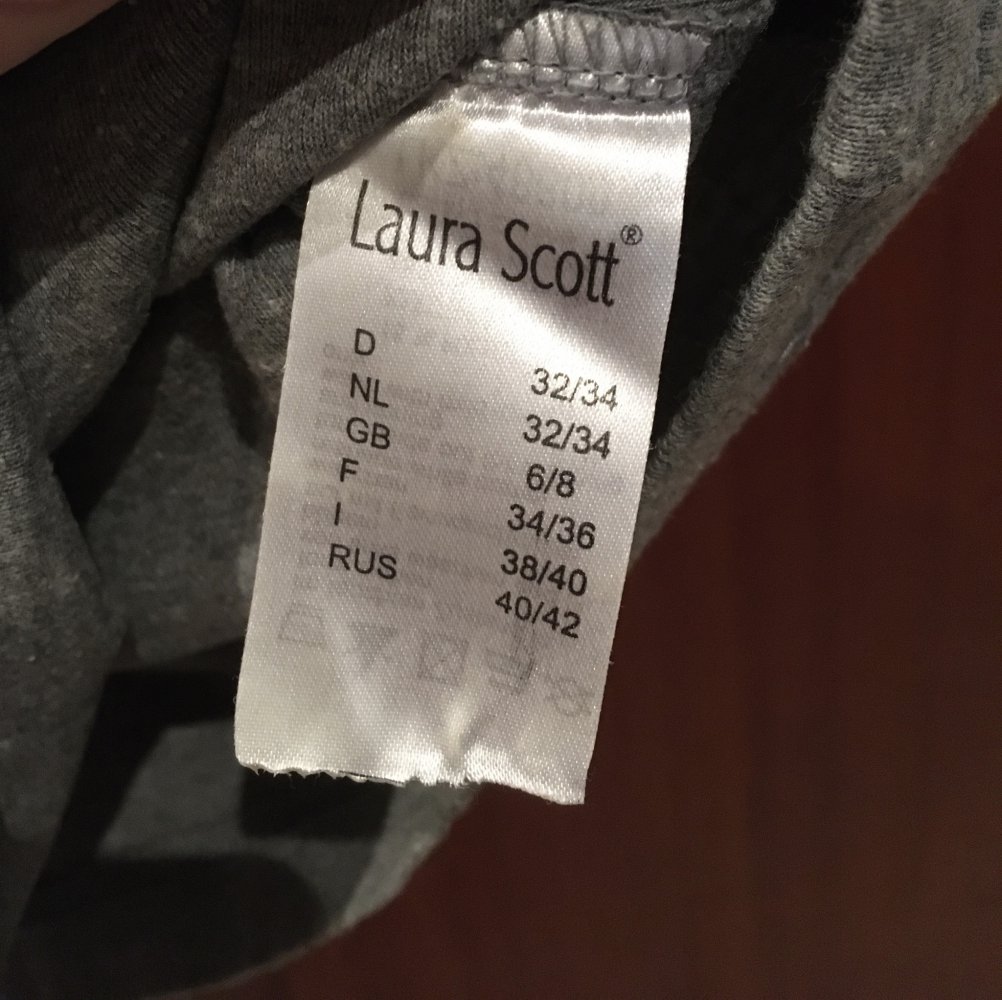 Graues Top von Laura Scott